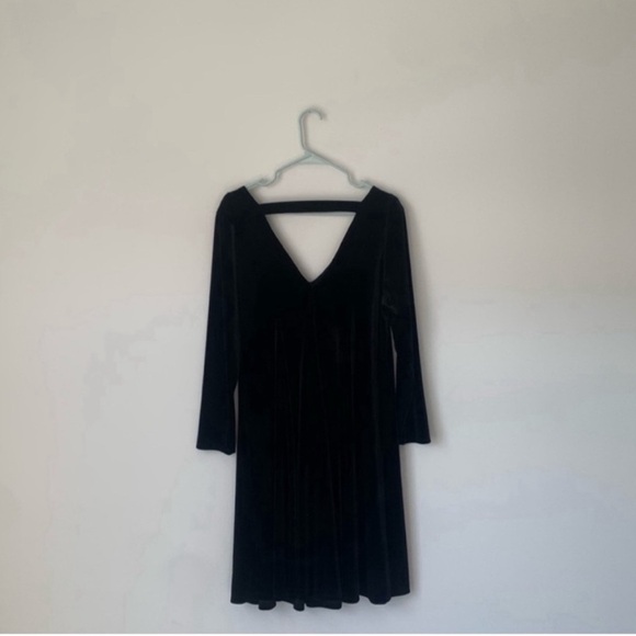 NWT BLACK VELVET FLUTED DRESS - Torrid-Size 1 - Picture 4 of 6